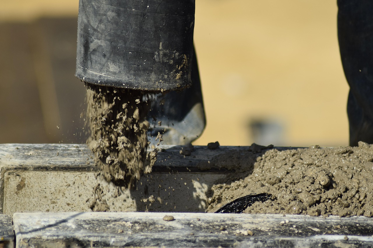 Betonieren einer Bodenplatte mit einer Betonpumpe